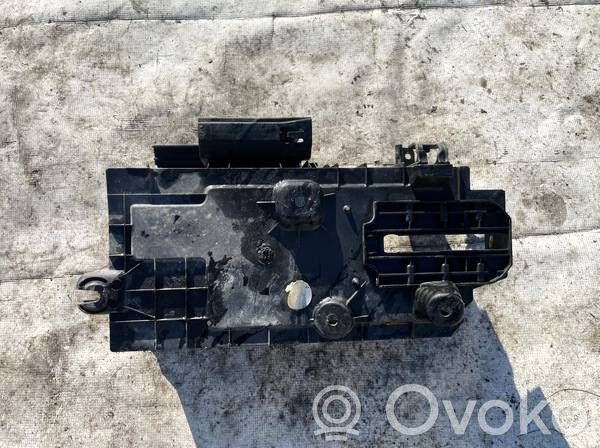 Opel Insignia A Akkulaatikon alusta 