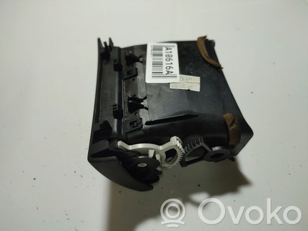 Toyota Avensis T250 Dysze / Kratki środkowego nawiewu deski rozdzielczej 