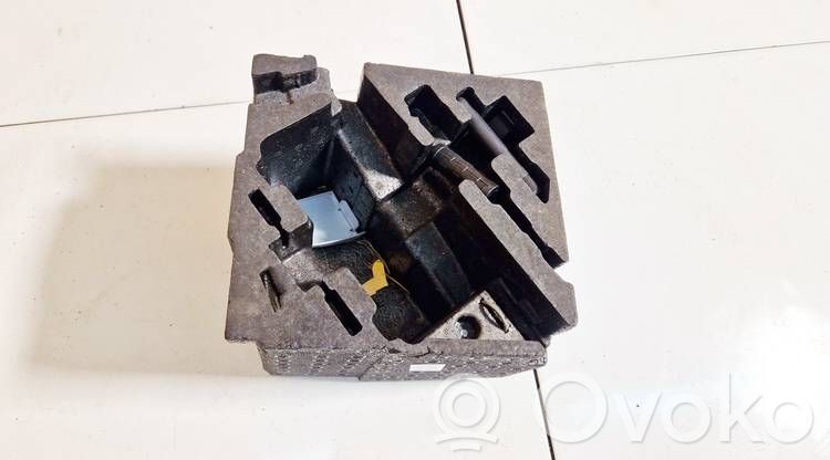 Audi A2 Vararenkaan osion verhoilu 