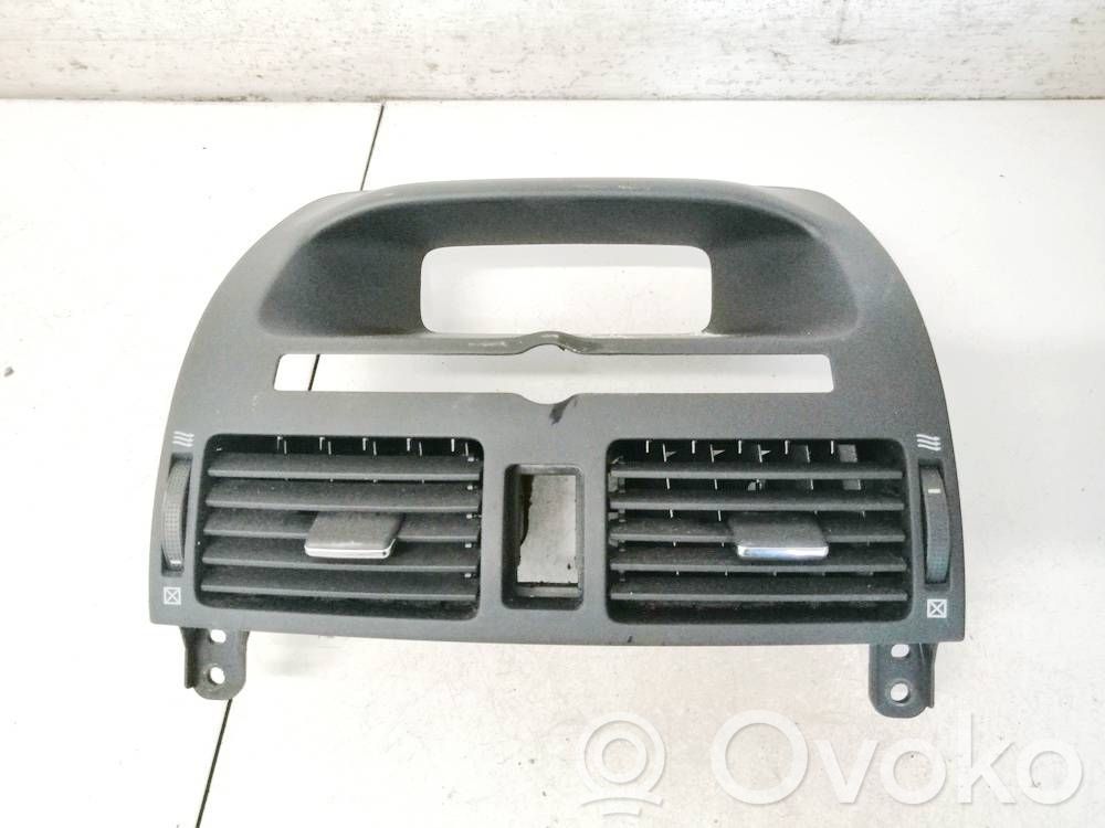 Toyota Avensis T250 Dysze / Kratki środkowego nawiewu deski rozdzielczej