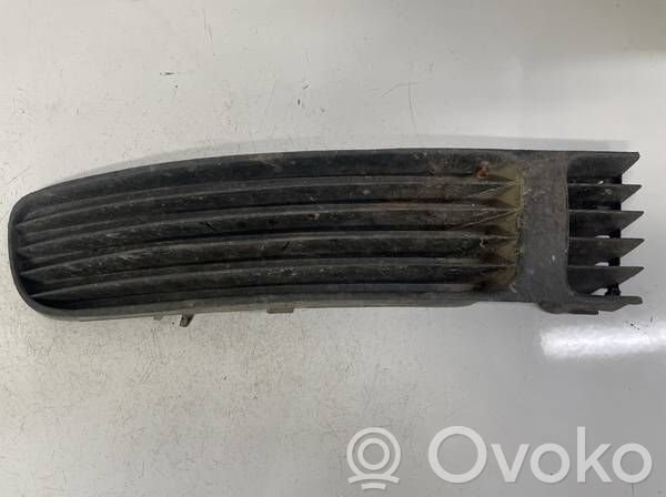 Volkswagen PASSAT B5 Kratka dolna zderzaka przedniego 