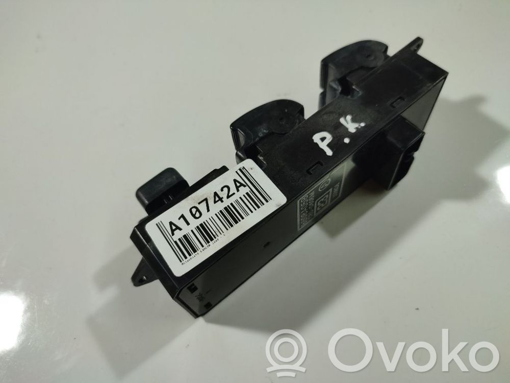 Przyciski szyb   800BA05B,800BA05B,8608A058,C8DD606M,C8DD606M