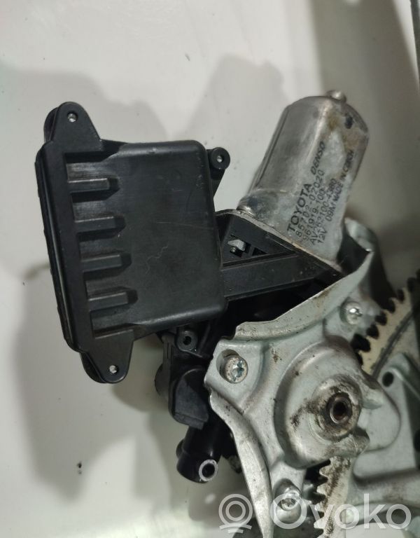 Toyota Avensis T270 Motorino alzacristalli della portiera anteriore 