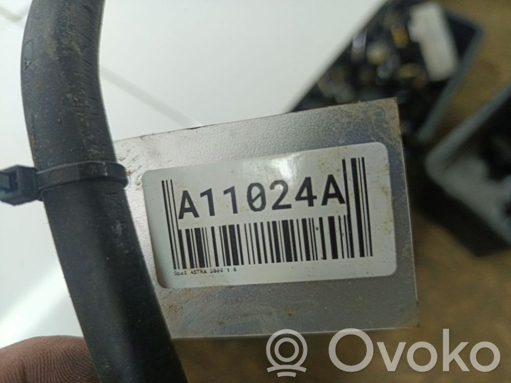 Opel Astra H Tubo flessibile del liquido di raffreddamento del motore 