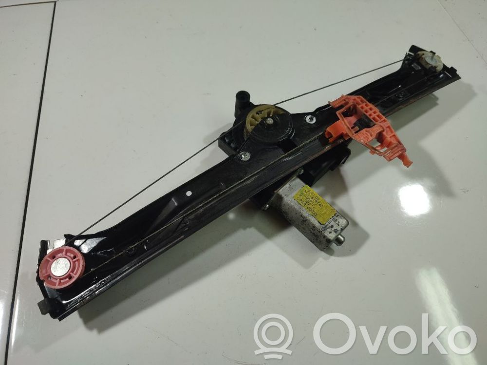 Regulador con motor de la ventanilla de la puerta corredera