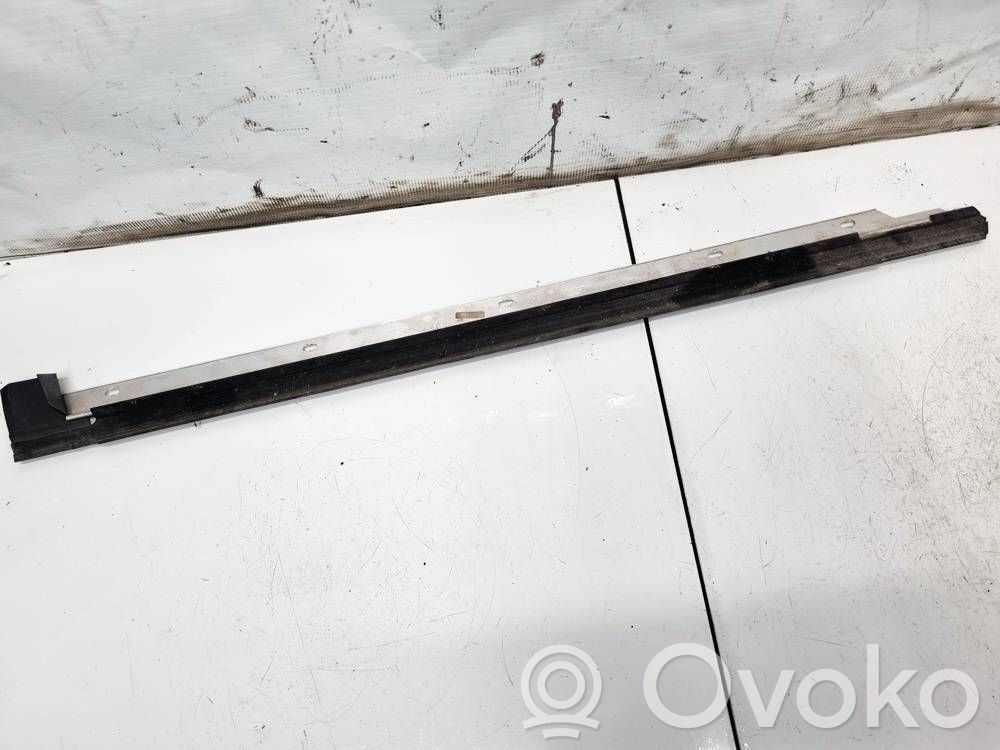 Audi A4 S4 B5 8D Listwa / Uszczelka szyby drzwi tylnych 