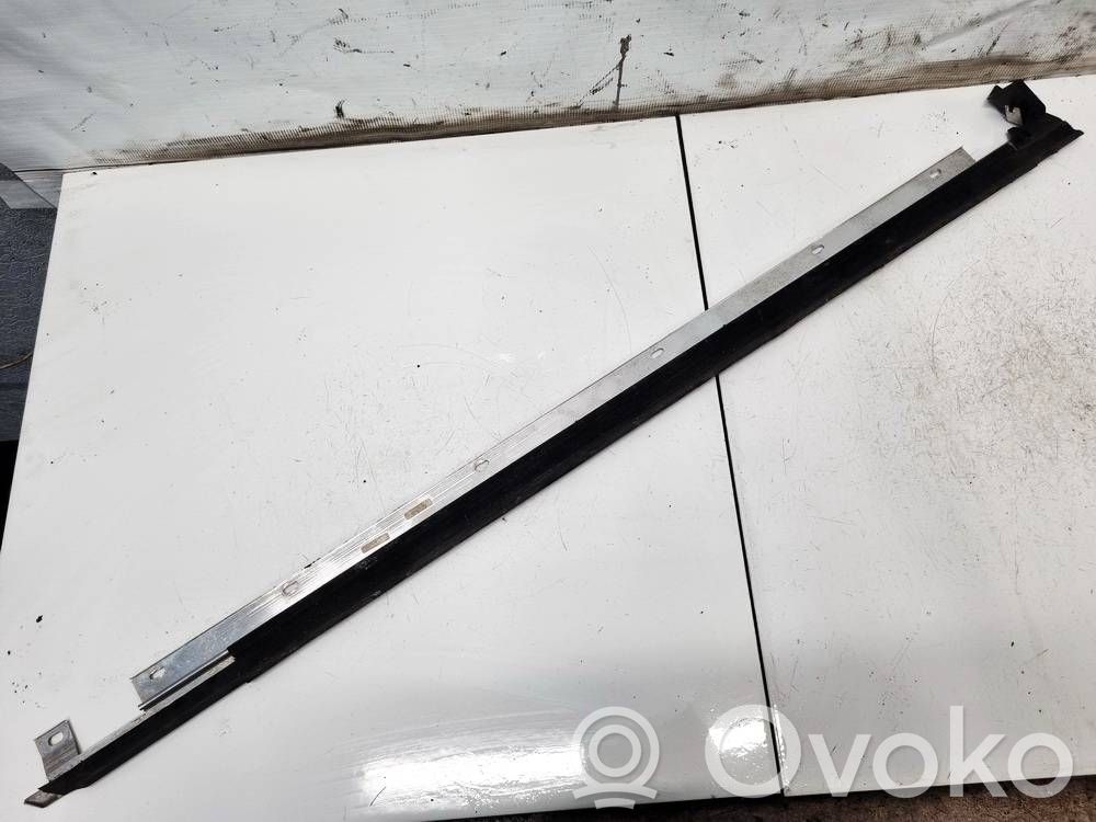 Audi A4 S4 B5 8D Listwa / Uszczelka szyby drzwi 