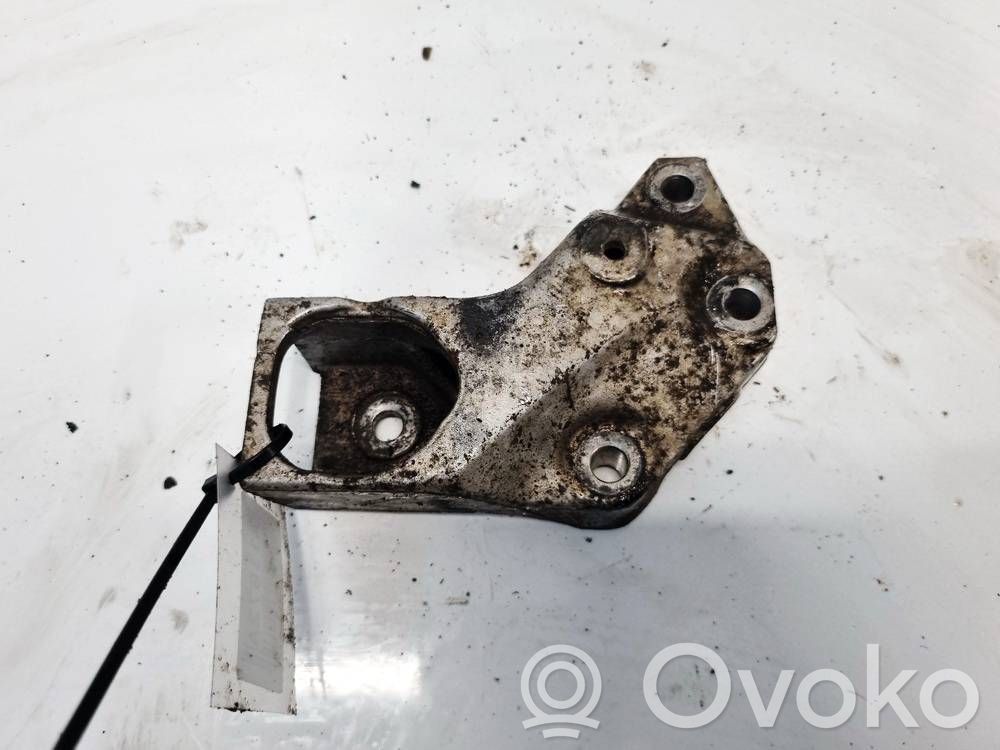 Peugeot 206 Engine mounting bracket 