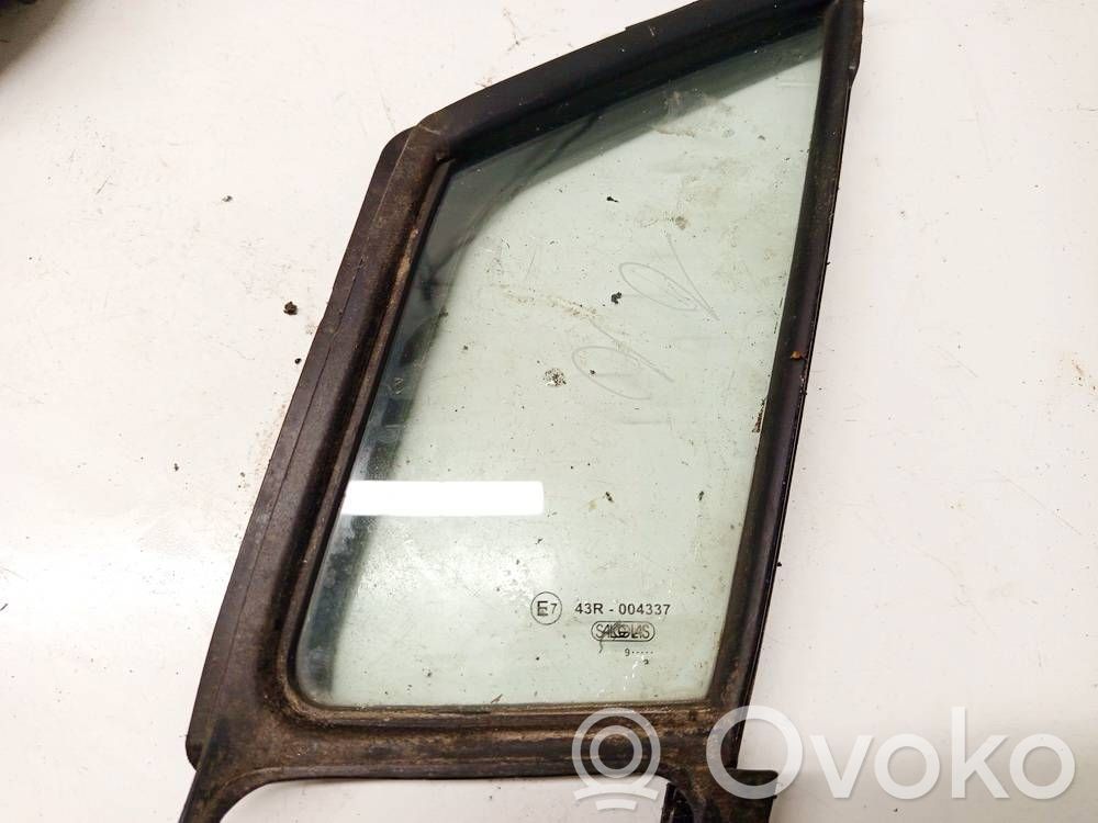 Ventanilla de ventilación de la puerta delantera cuatro puertas