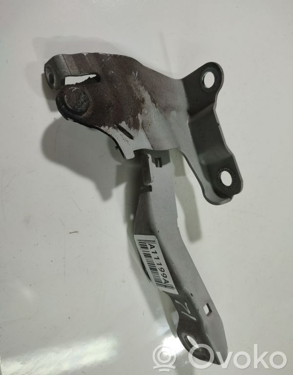 Engine bonnet/hood hinges