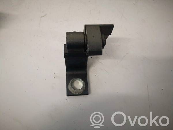 Bisagra inferior de la puerta trasera   8X0831414E,8X0831414E