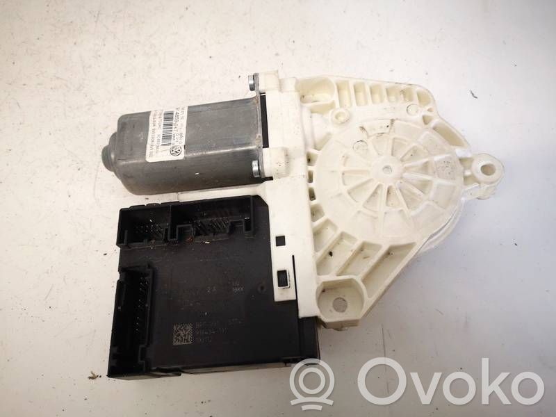 Volkswagen PASSAT CC Silnik regulatora szyby drzwi przednich 