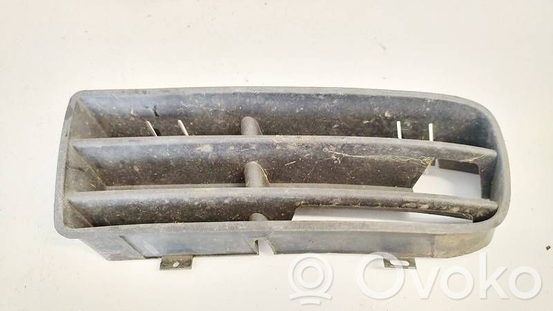 Volkswagen Golf IV Grille inférieure de pare-chocs avant 