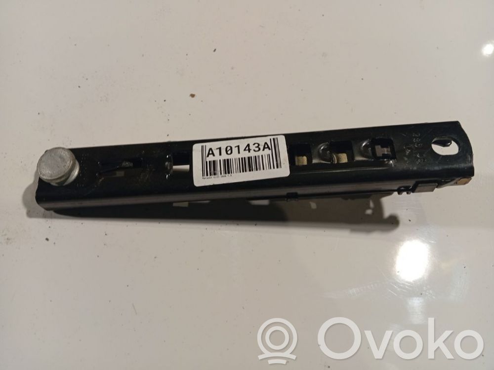Renault Clio III Riel de ajuste del cinturón de seguridad 