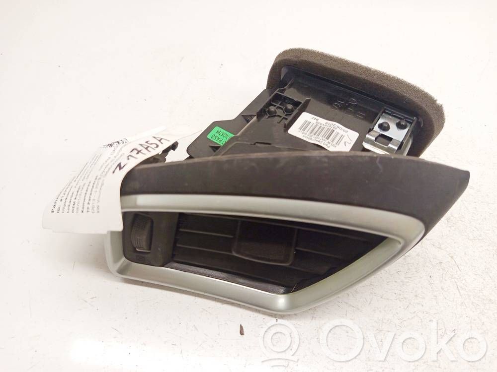 Nissan Qashqai Rejilla de ventilación central del panel 