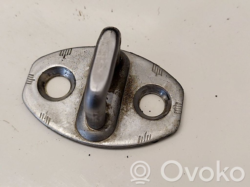 Volkswagen PASSAT B5.5 Boucle de verrouillage porte avant / crochet de levage 
