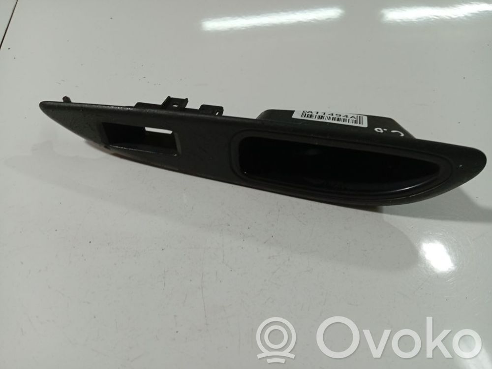 Nissan Primera Moldura del interruptor de la ventana de la puerta delantera