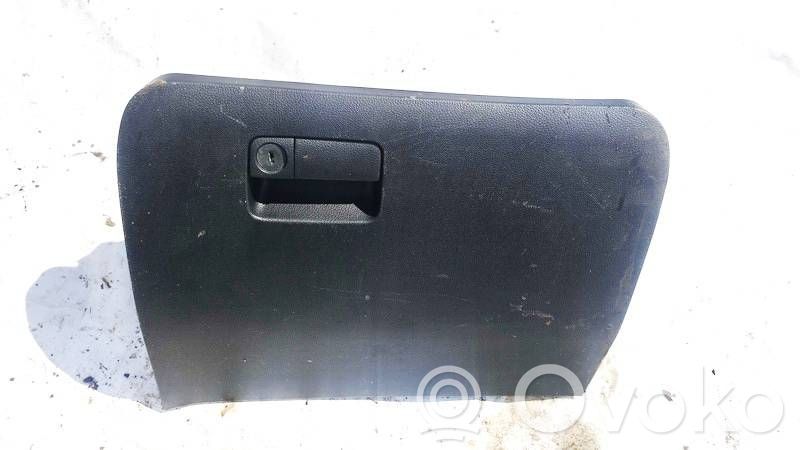 KIA Sportage Hansikaslokero 