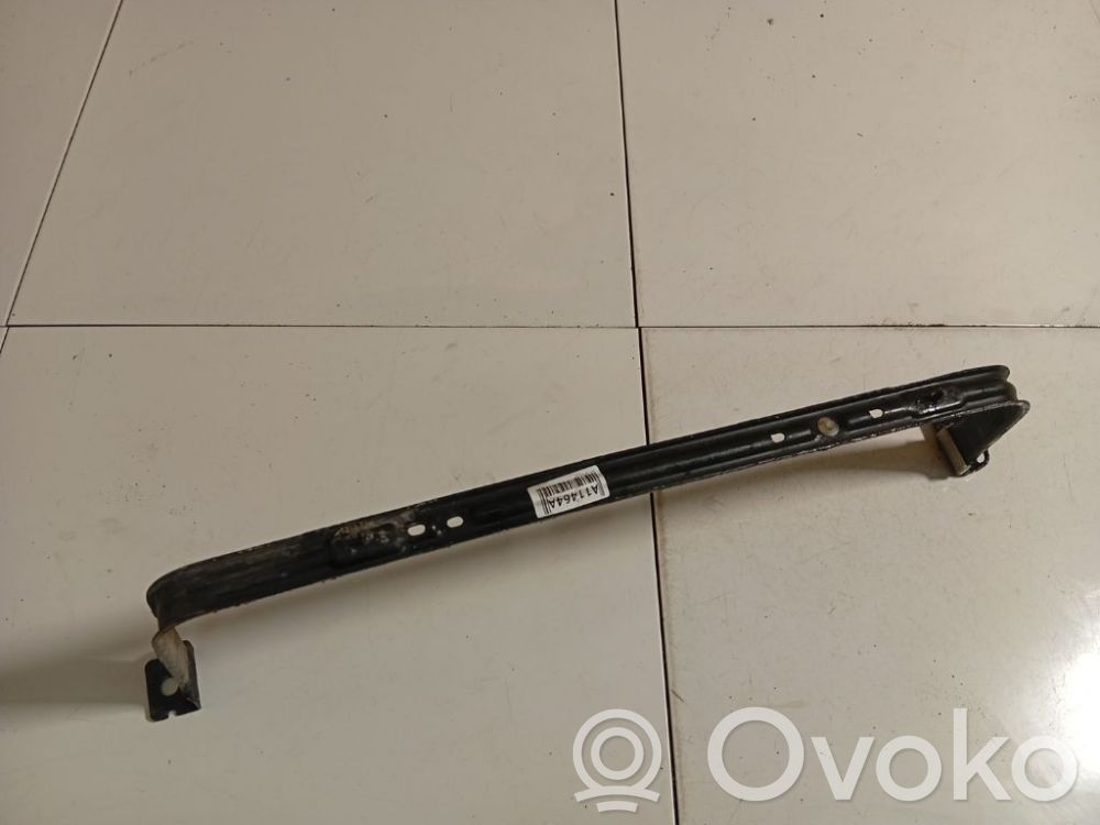 Volvo V40 Polttoainesäiliön kannake