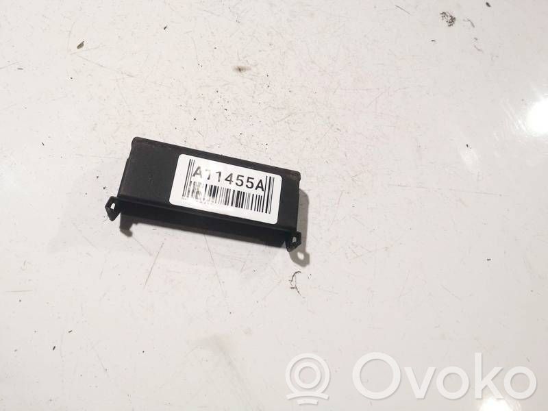 Opel Astra J Couvercle de boîte à fusibles