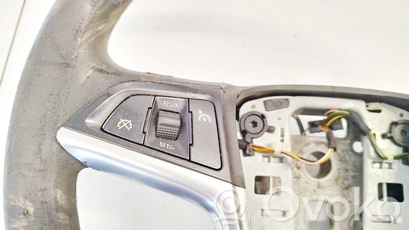 Opel Astra J Boutons / interrupteurs volant