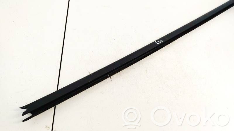 Volkswagen Up Moulure de vitre de la porte avant 