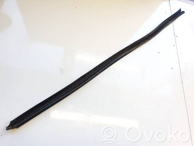 Opel Astra H Takaoven lasin muotolista 