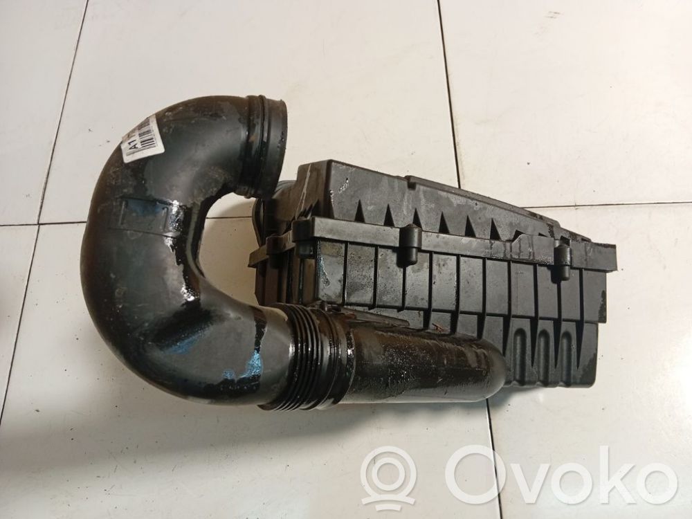 Volkswagen Golf V Air filter box 
