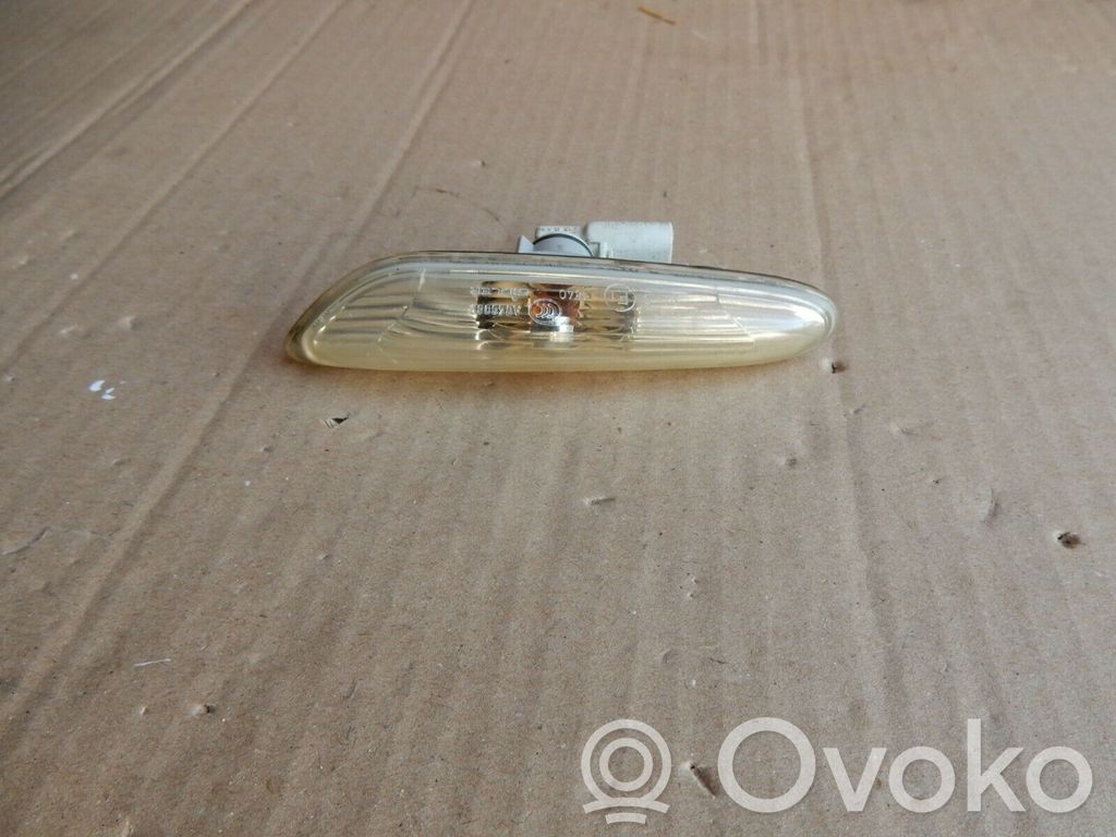 Front fender indicator light   6932997,40454