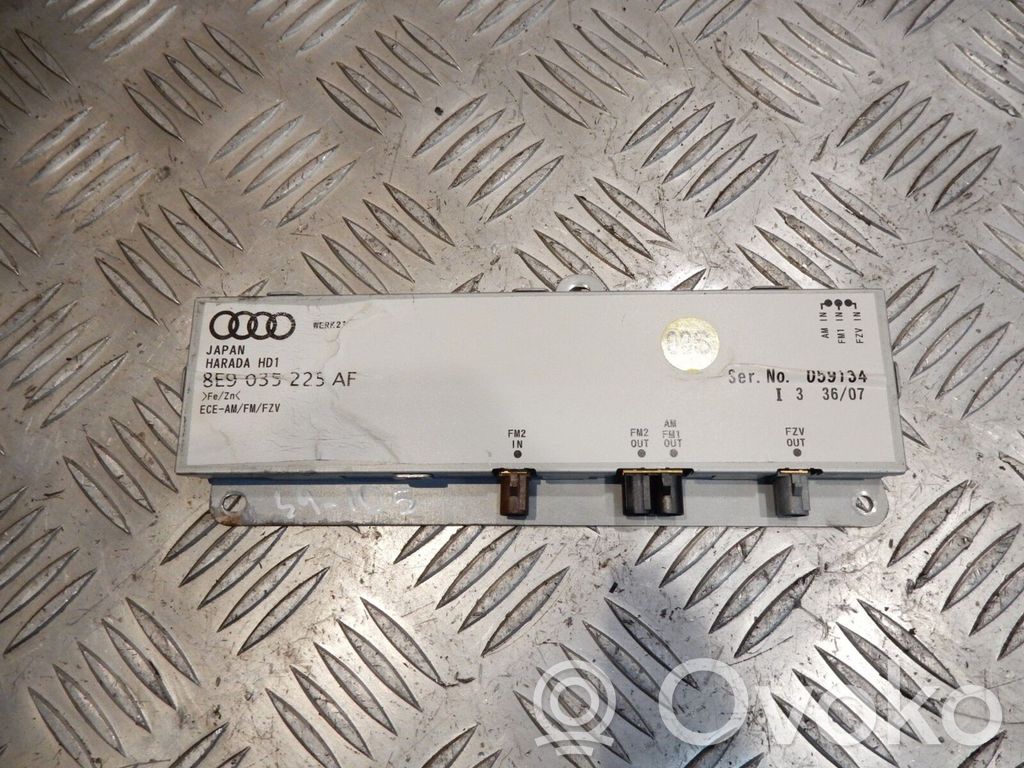 Audi A4 S4 B7 8E 8H Aerial antenna amplifier 