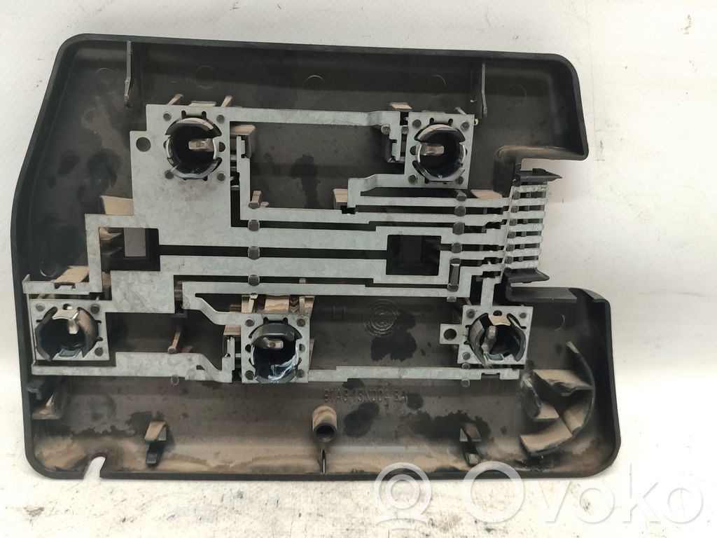 Ford Escort Takavalon polttimon suojan pidike 