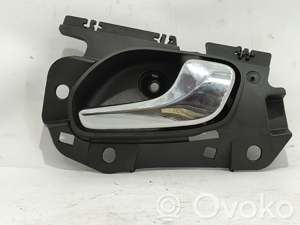 Opel Corsa D Klamka wewnętrzna drzwi tylnych 