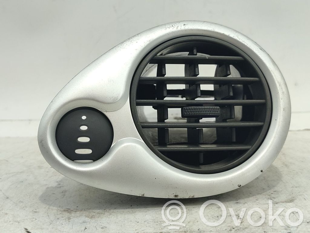 Renault Clio III Rejilla de ventilación central del panel 