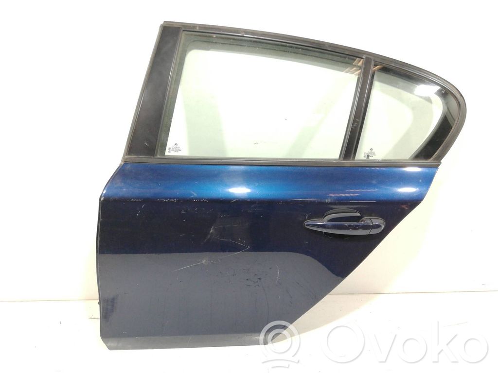 Aizmugurējās durvis   41525A2A383