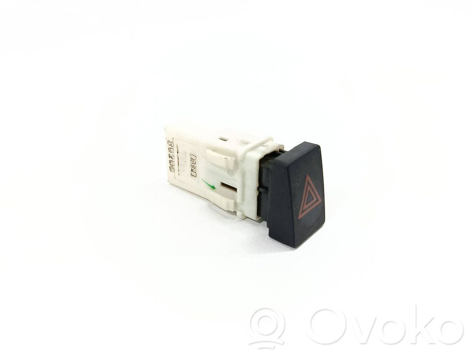 Nissan Qashqai+2 Hazard light switch 
