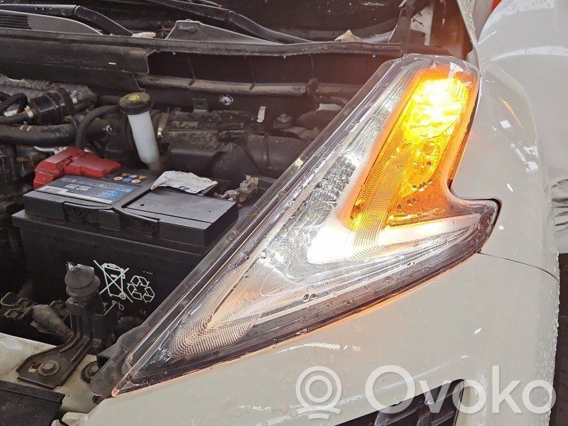 Nissan Juke I F15 Lampa przednia 