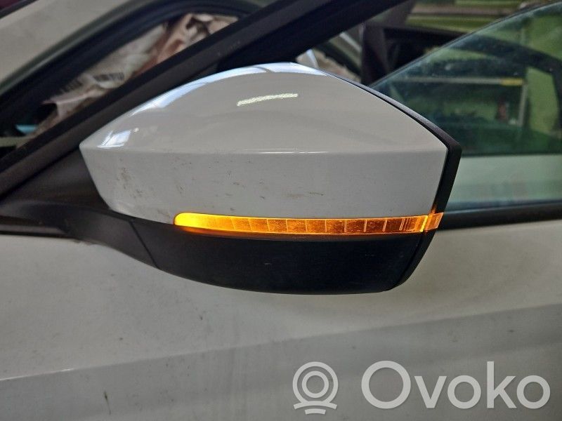 Skoda Octavia Mk4 Elektryczne lusterko boczne drzwi przednich 