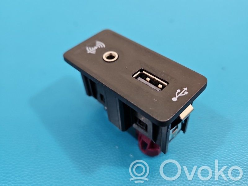 Volkswagen PASSAT B8 USB-pistokeliitin 