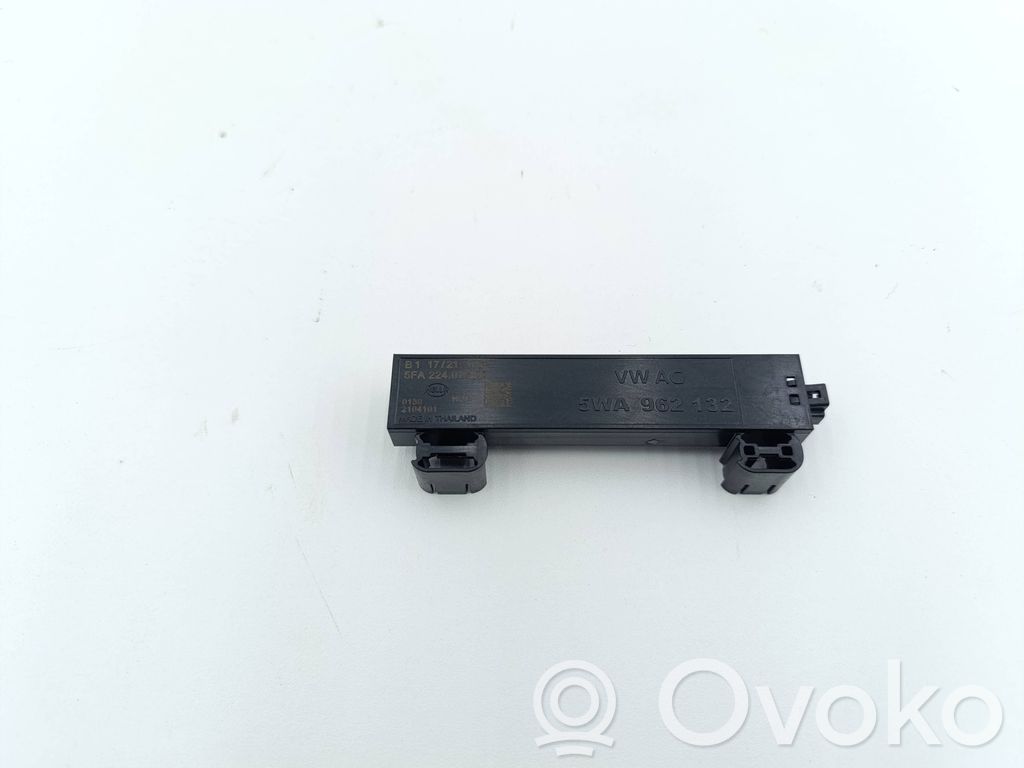 Audi Q4 Sportback e-tron Keyless system antenna 