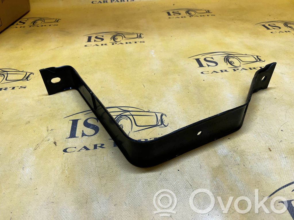 Polttoainesäiliön kannake   MB3G9057AC