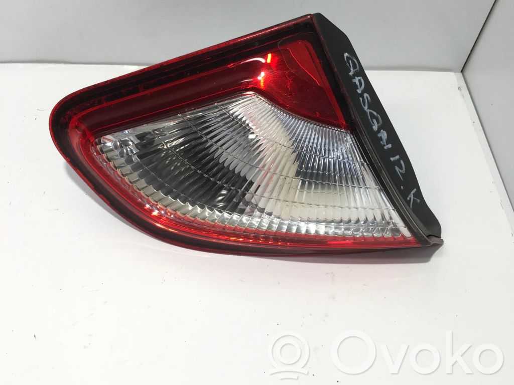 Nissan Qashqai Galinis žibintas dangtyje 