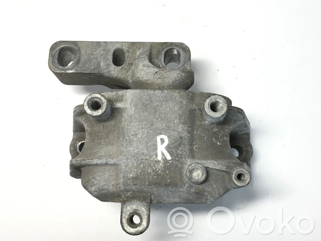 Skoda Yeti (5L) Engine mount bracket 