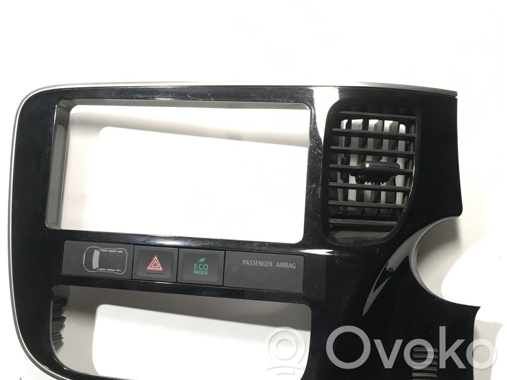 Mitsubishi Outlander Radio/GPS head unit trim 