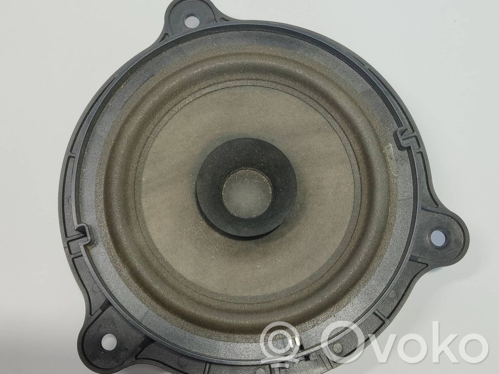 Nissan Qashqai Garsiakalbis (-iai) priekinėse duryse 