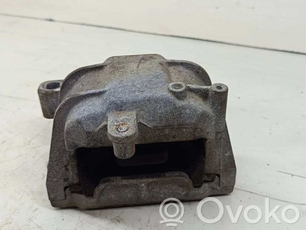 Volkswagen Caddy Engine mount bracket 
