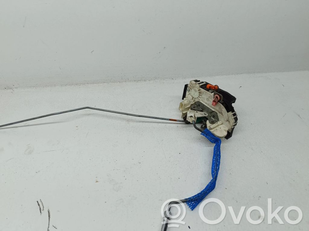 Priekšpusē slēdzene   P04589417AG,T49KD1890