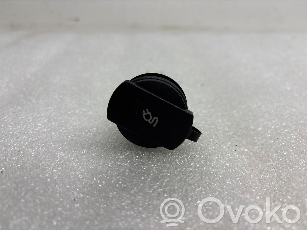 Volkswagen PASSAT B6 12 V Socket (rear) 