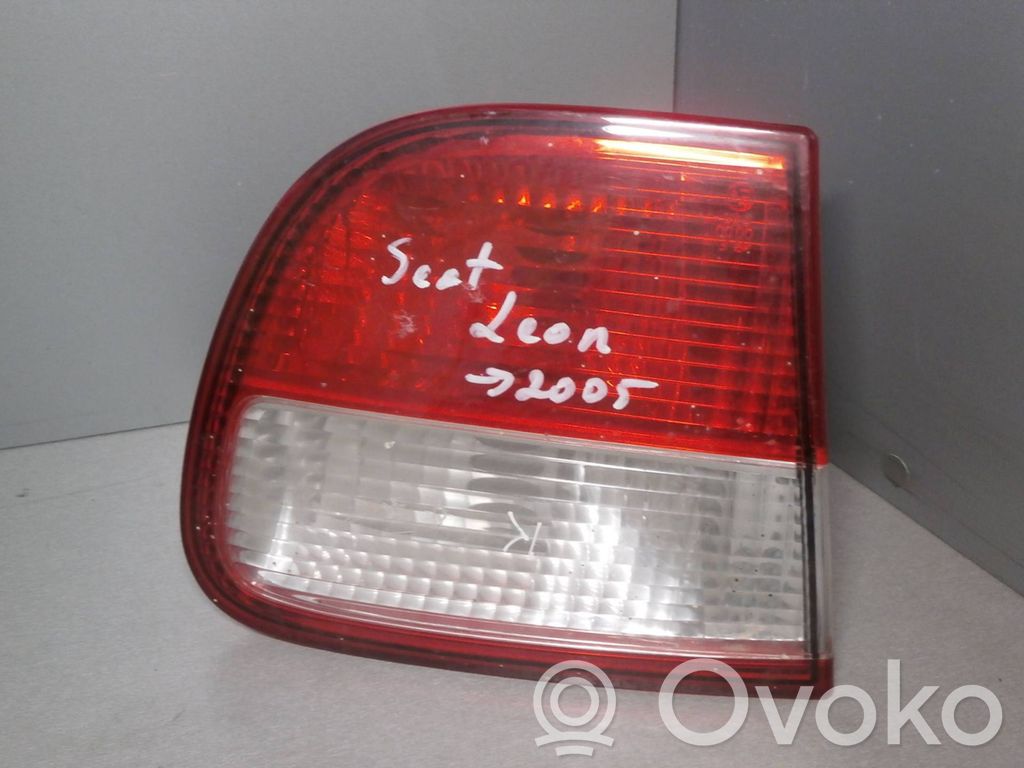 Seat Leon (1M) Aizmugurējais lukturis pārsegā 