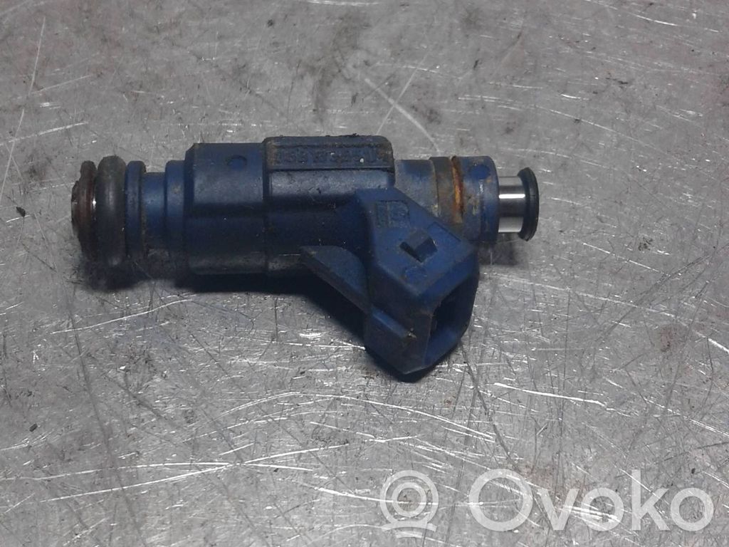 Volkswagen PASSAT B5.5 Polttoainesuutin 