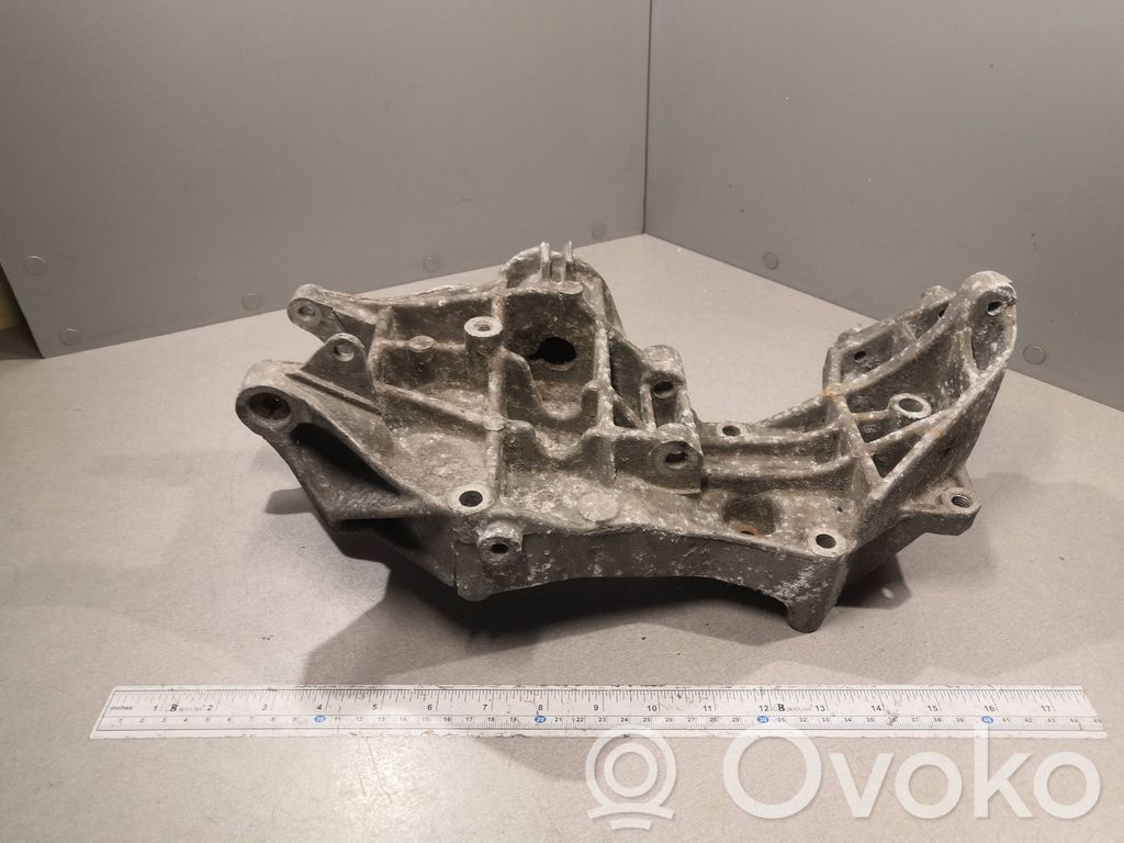 Volkswagen PASSAT B5 Engine mounting bracket 
